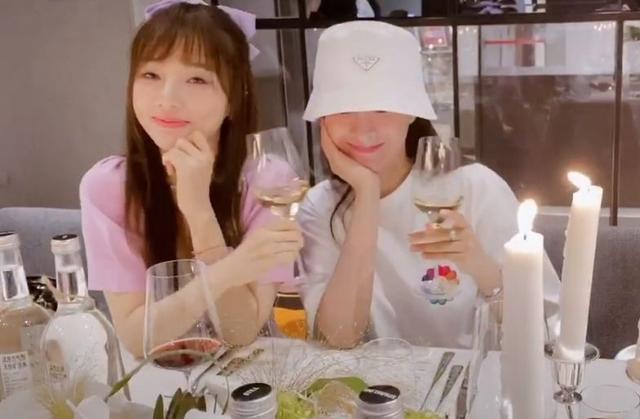 李小璐|李小璐现身高档餐厅，和闺蜜聚会不见甜馨！网友：可能在贾乃亮那