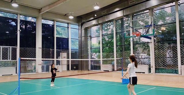 李小璐|李小璐现身高档餐厅，和闺蜜聚会不见甜馨！网友：可能在贾乃亮那