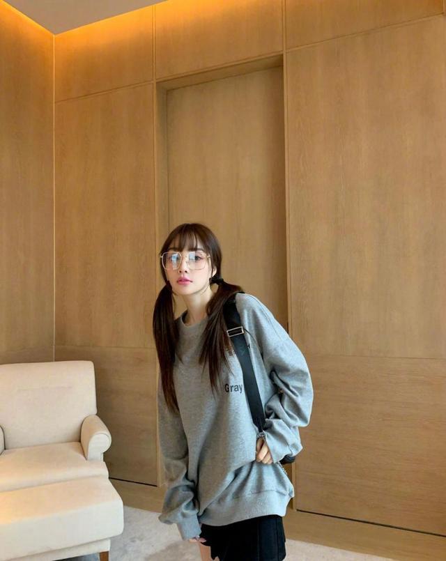 李小璐|李小璐现身高档餐厅，和闺蜜聚会不见甜馨！网友：可能在贾乃亮那