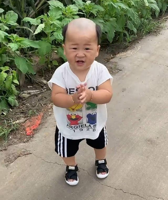 宝爸给儿子理的发型"太成熟",妈妈无奈:我生了个"谢广坤"?