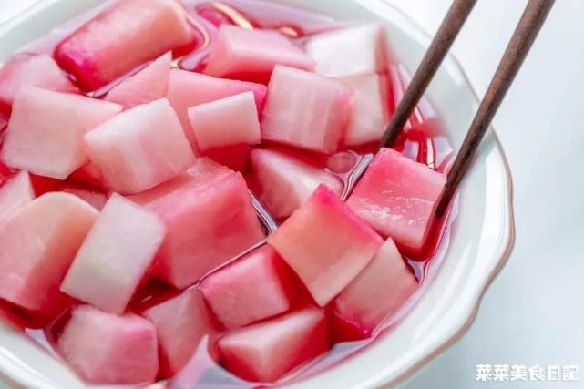 替换方案:包菜,藕丁等配料:冰糖,大红浙醋,糖,清水红醋萝卜切成薄片后