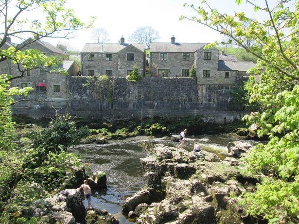 英国_社会|悲惨！儿子游泳不幸溺水身亡，英国女子感染新冠昏迷一无所知