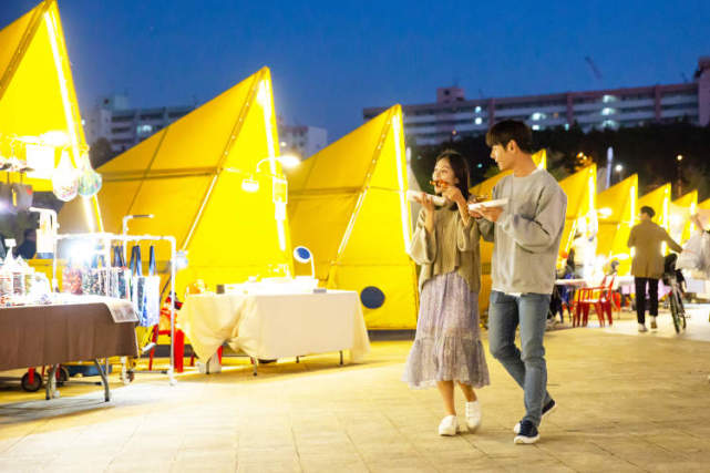 逛夜市者年轻且消费力强喜欢旅游 运动和西式快餐 上海 上海购物中心协会 上海经济管理中心