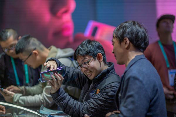 折叠手机|英媒：改进初代痛点 三星推出新一代可折叠手机