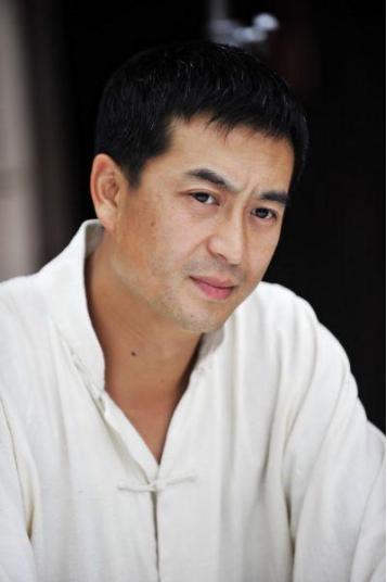 被疾病折磨去年就病重,50岁佝偻头发白像老头