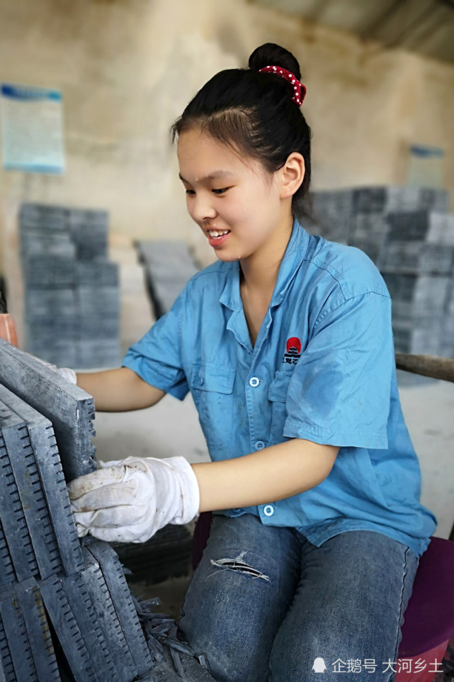 "8月2日,在河南南阳蒲山镇北郊一个小型石材加工厂内,15岁的黄洁一边