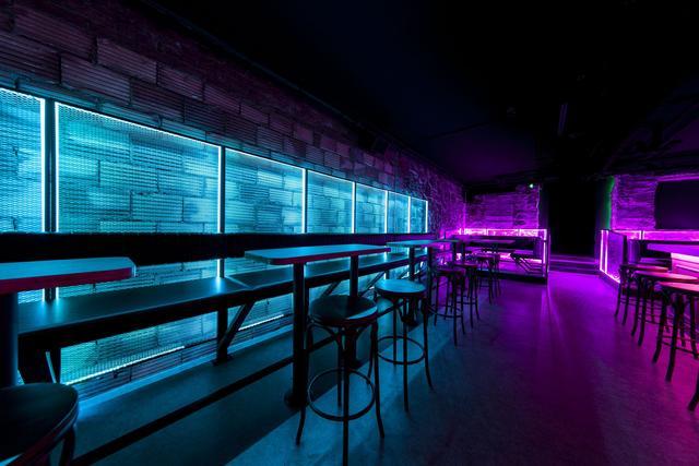 "太空舱"改造的赛博朋克酒吧_腾讯新闻