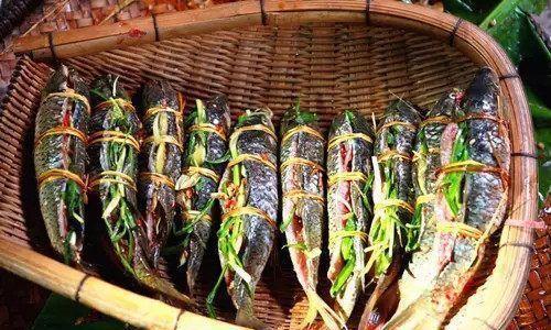平塘坛子鱼 坛子鱼是用坛子和柴火焖制的一道美食,其味醇香透骨,保留