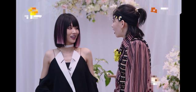 宁静和李斯丹妮都会王霏霏抛出橄榄枝,最后王霏霏选择了宁静组.