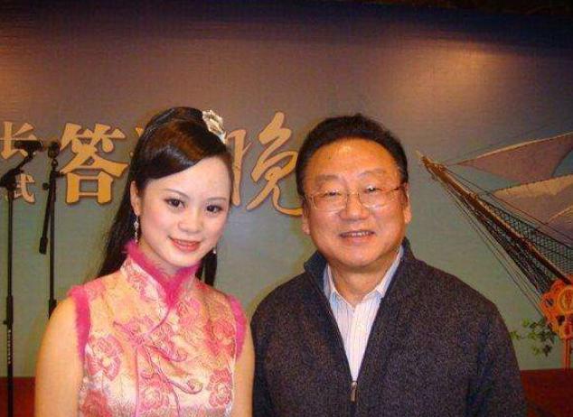 在迫于现实生活的经济压力之下,蒋大为决定继续回国演出,让妻子留在