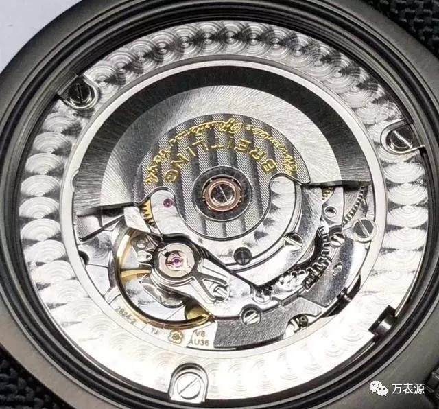 腕表机芯采用海鸥2824全自动上链机芯,机芯上有鱼鳞纹打磨相当精细
