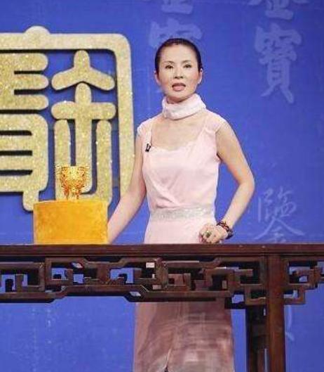 她曾主持央视鉴宝节目走火后事情不断还被传与王刚是夫妻