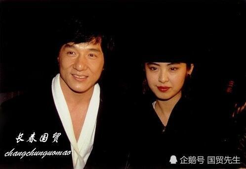 成龙和王祖贤合影旧照曝光,二人贴身熊抱十分亲密