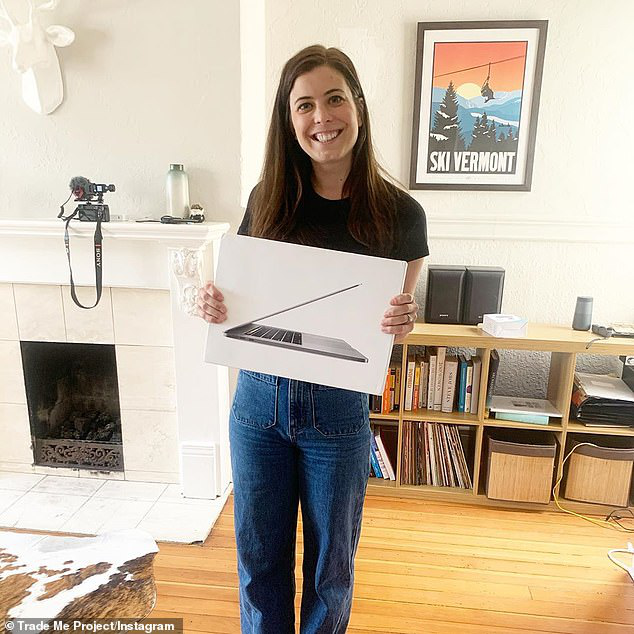 苹果|女子在网上以物换物，用一枚发夹最终换回一台苹果笔记本电脑