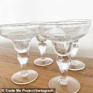 苹果|女子在网上以物换物，用一枚发夹最终换回一台苹果笔记本电脑