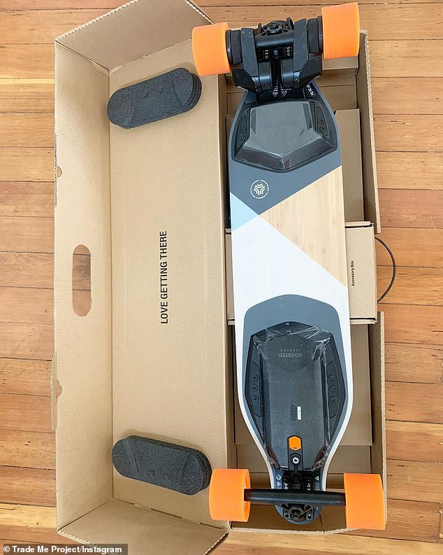 苹果|女子在网上以物换物，用一枚发夹最终换回一台苹果笔记本电脑