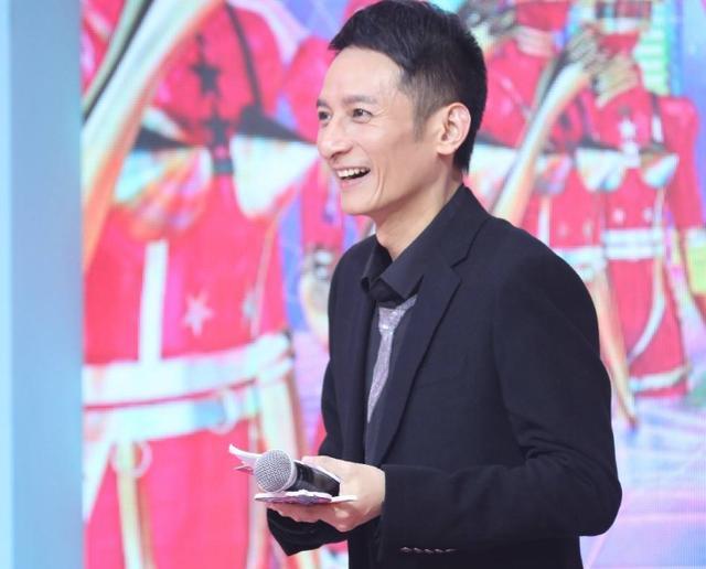 维嘉他刚开始工作的时候,并不是我们想象中那么容易的,一开始他跟汪涵