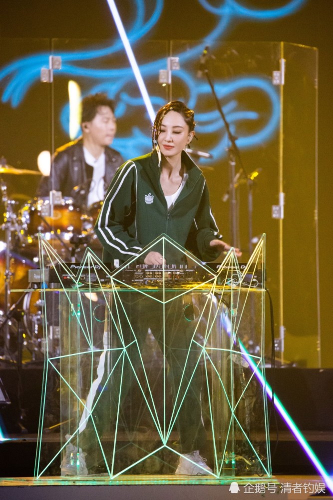 上一期因腿伤无法跳舞现场落泪这期郑希怡扎脏辫打碟震撼全场