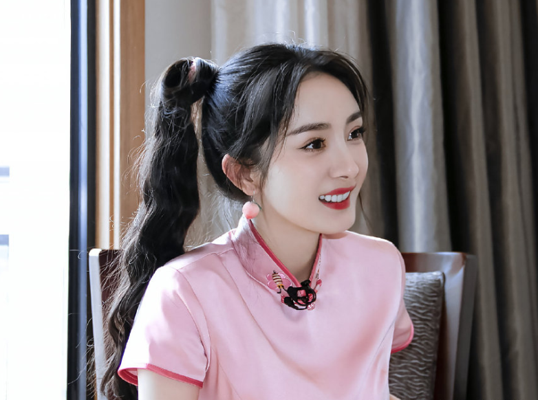 33岁杨幂不服老,穿粉色旗袍扎双马尾扮少女,效果却格外惊艳