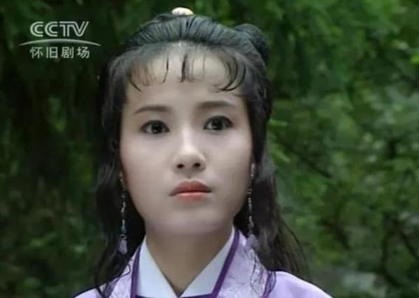 白云飞(麦景婷饰演),她本是前朝公主,而且一直都是以男装示人,说实话