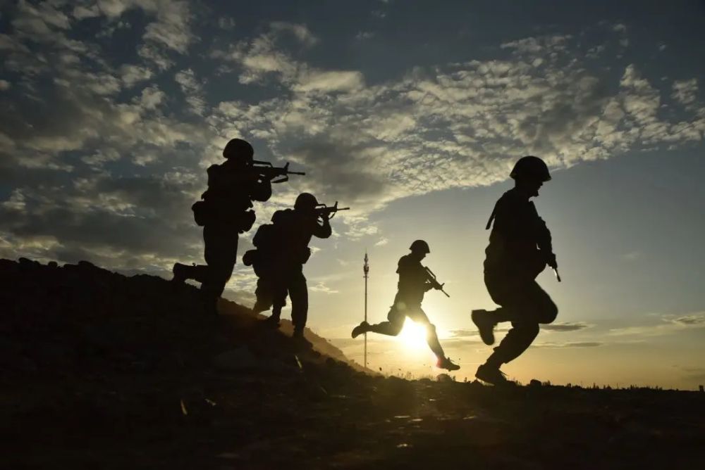 快来收藏这组大漠热血剪影