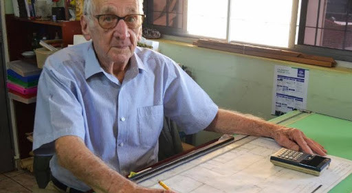 新冠疫情|疫情期间，92岁爷爷坚持在家上网课，只为完成当建筑师的梦想