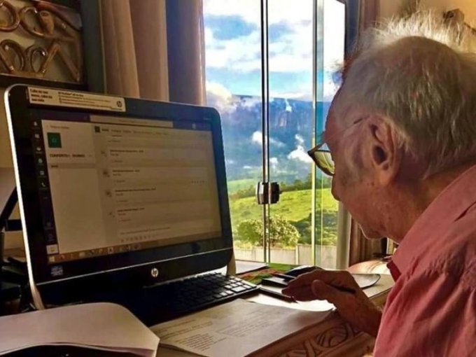 新冠疫情|疫情期间，92岁爷爷坚持在家上网课，只为完成当建筑师的梦想