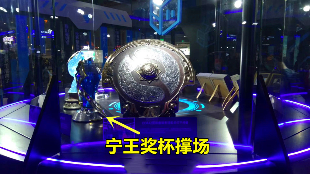 由于需要展览,ig没有奖杯只能拿宁王的fmvp奖杯撑场面,如果再不催催的