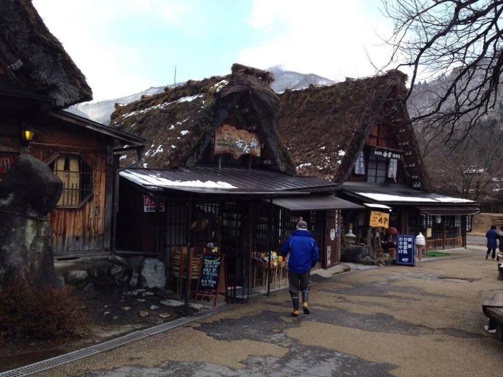 日本男大学生放暑假到乡下奶奶家住,凌晨突发恶火祖孙俩全烧成焦尸