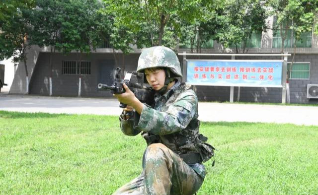 出国留学|以总分第一的成绩拿到出国留学通知书，她坚定选择当兵