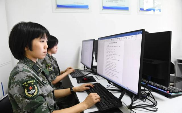 出国留学|以总分第一的成绩拿到出国留学通知书，她坚定选择当兵