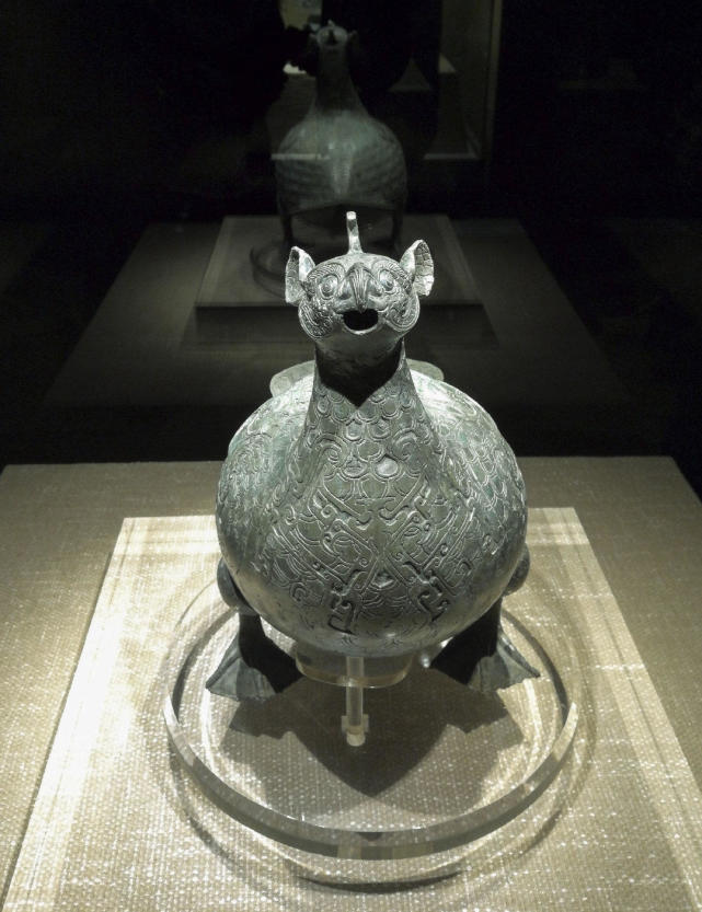 战国嵌绿松石鸟形尊,涪陵小田溪墓地出土,重庆中国三峡博物馆藏.