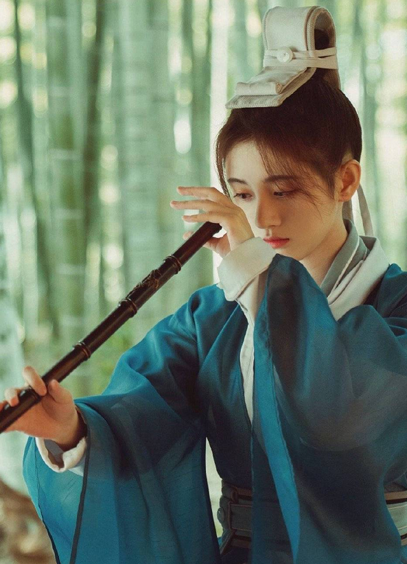 《漂亮书生》鞠婧祎女扮男装,发际线"奇怪"被群嘲