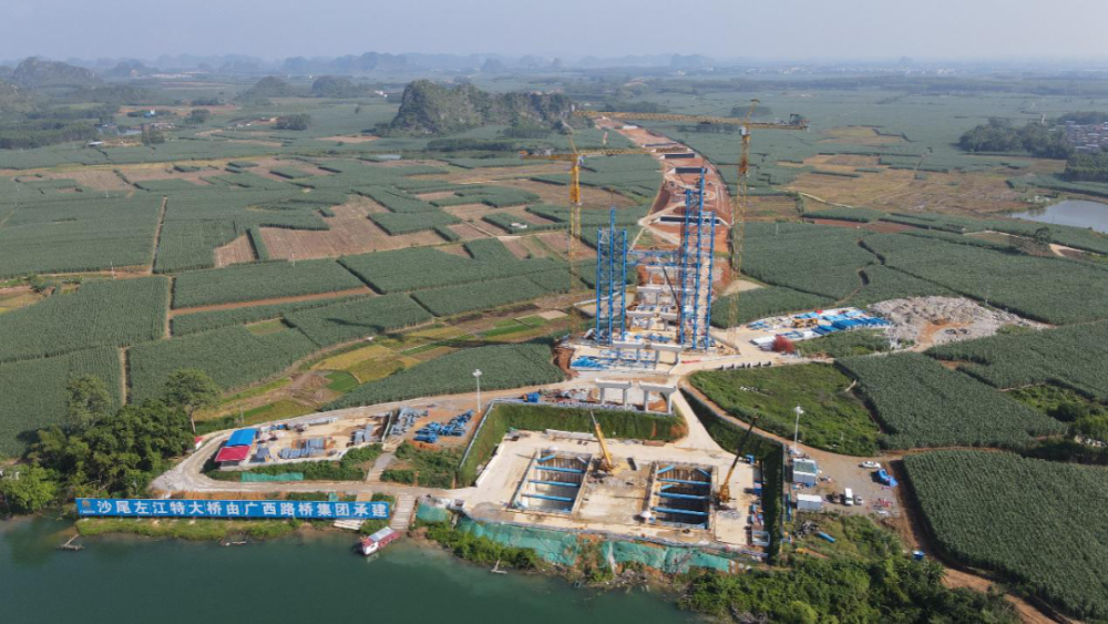 记者从吴隆高速指挥部获悉,8月1日,吴隆高速沙尾左江特大桥北岸咬合桩