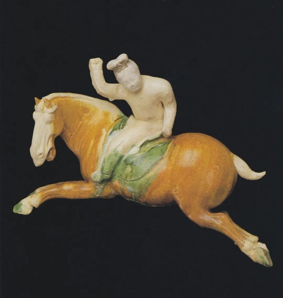 此外还有唐三彩的抱瓶女俑,动态十足的马球俑,来通杯等等,这种都是