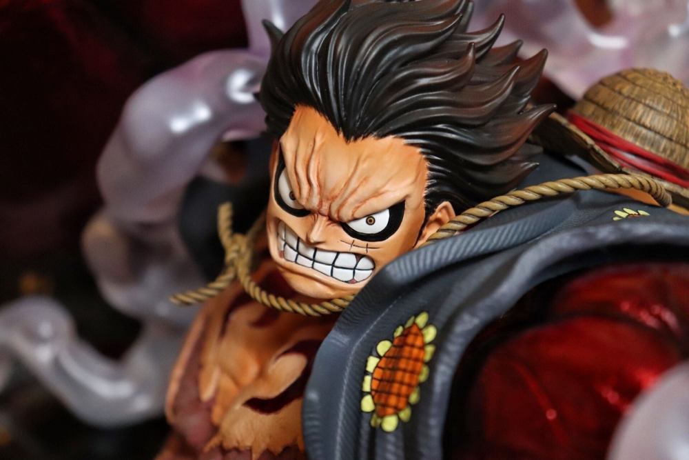 粉丝晒路飞四档手办,大猿王枪造型霸气,背景墙彰显豪气