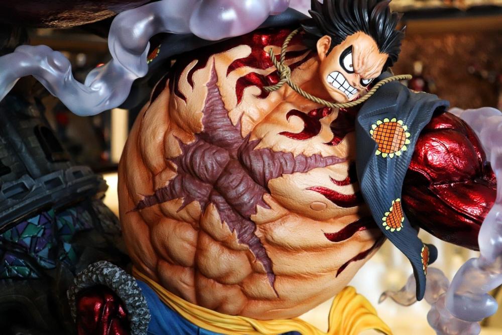 粉丝晒路飞四档手办大猿王枪造型霸气背景墙彰显豪气