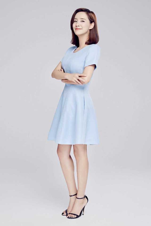 给自己挑选了浅蓝色的连衣裙,温柔舒适,结合了一双黑色的一字带高跟鞋