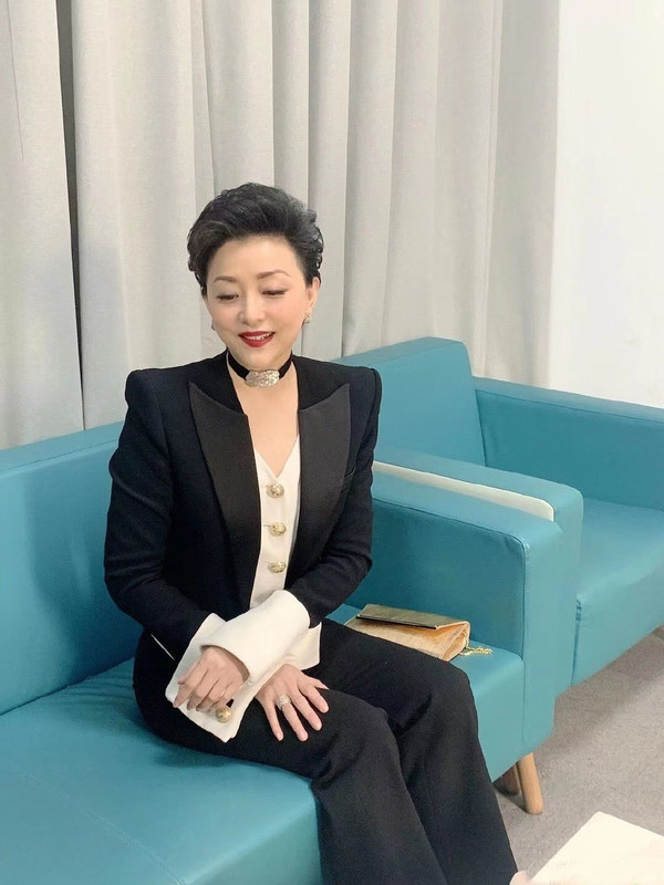 央视主持人杨澜保养真好穿一身黑筷子腿不输小花不像52岁人