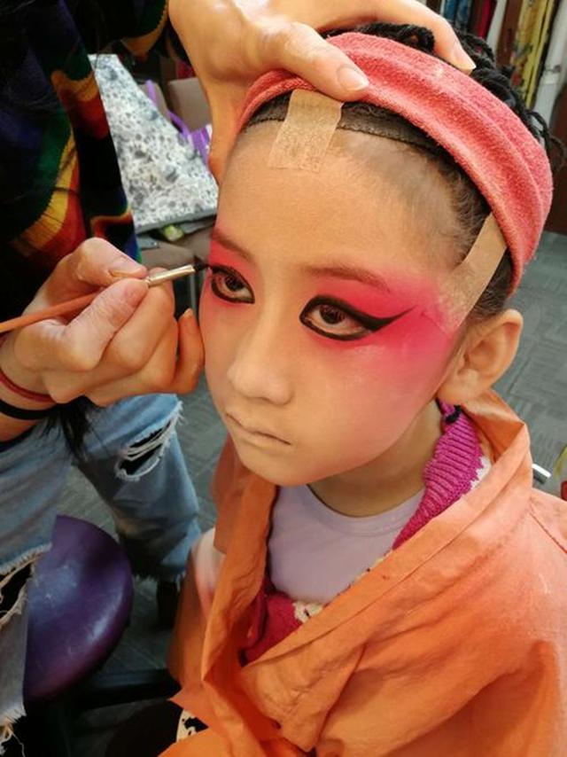 为"捞金"给女儿安排大量演出,每天浓妆艳抹,把女儿定格在12岁