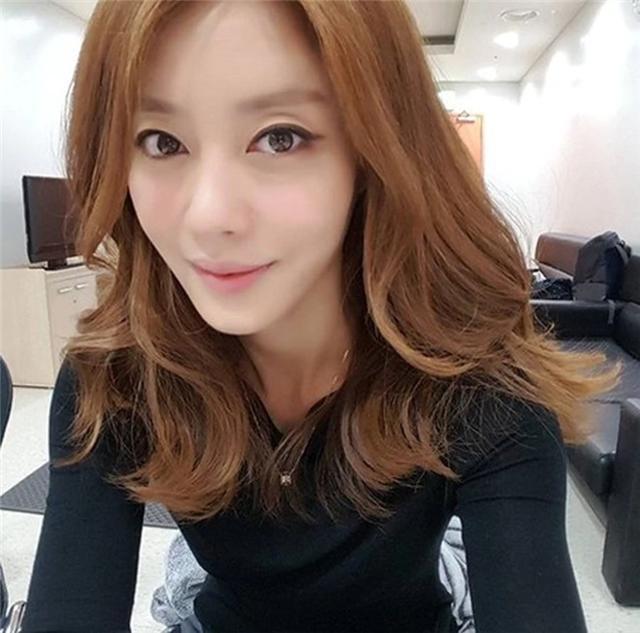 1998年出道的李智贤是韩国二代女团jewelry成员.