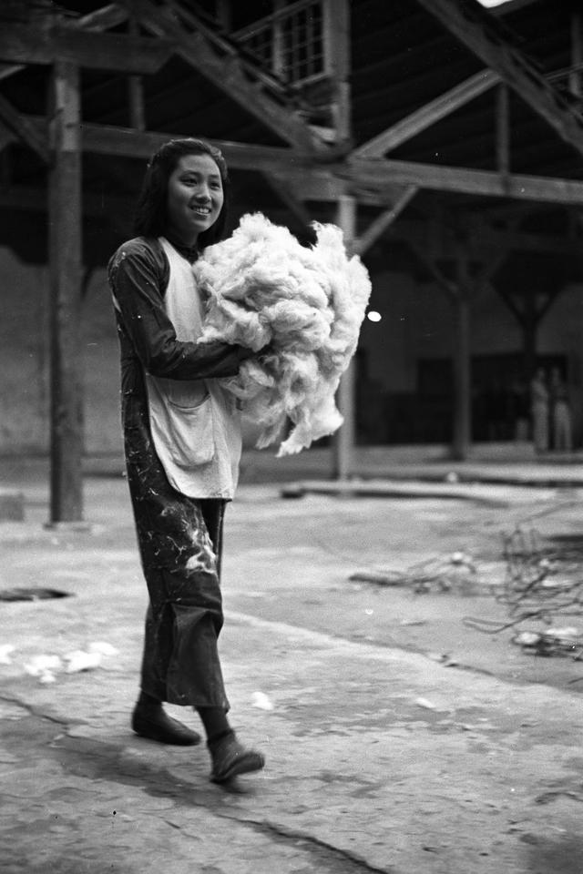 1940年代,重慶一家紡織廠,手捧一捆棉花的女工.