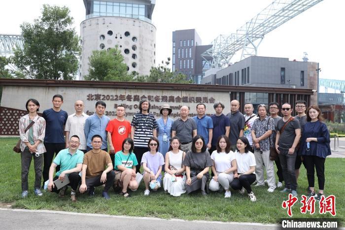 北京冬奥组委会|“为奥运喝彩”艺术写生团再度走进首钢园区参观创作