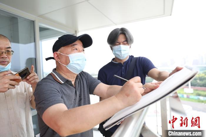 北京冬奥组委会|“为奥运喝彩”艺术写生团再度走进首钢园区参观创作