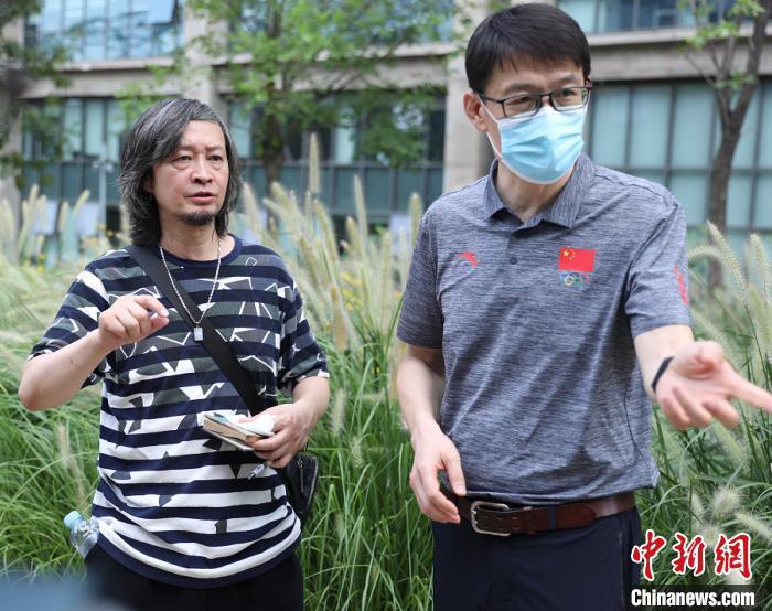 北京冬奥组委会|“为奥运喝彩”艺术写生团再度走进首钢园区参观创作