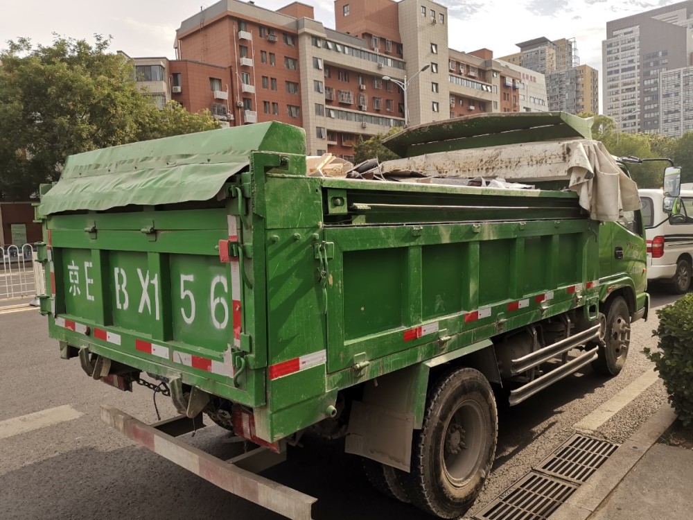 花园路街道|渣土车做假证想瞒天过海，难逃执法队员火眼金睛，拘！