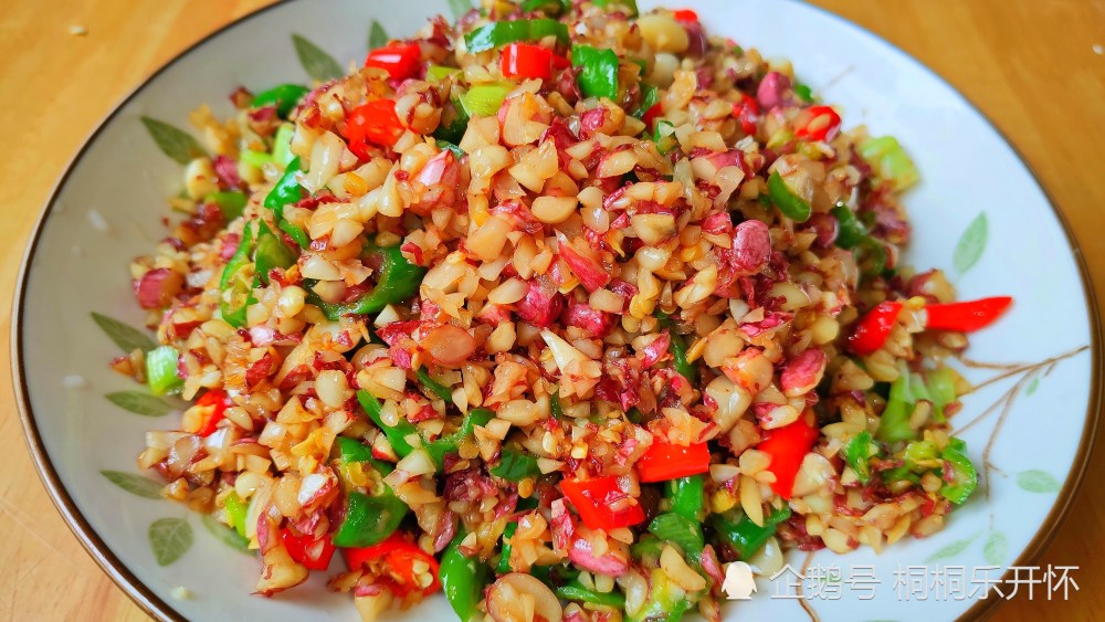 8    把炒好的辣椒花生碎用煎饼卷着吃,真是美味,辣爽开胃,超级下饭