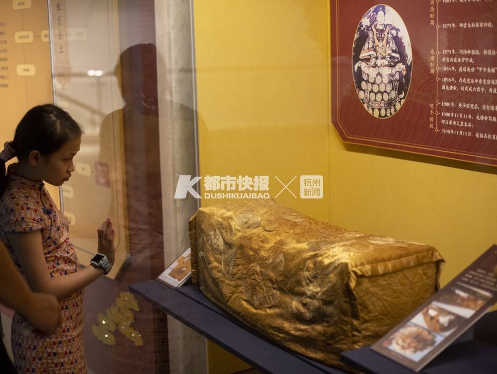 慈禧入葬时穿的龙袍香妃的荷包中国丝绸博物馆清东陵文物修复展