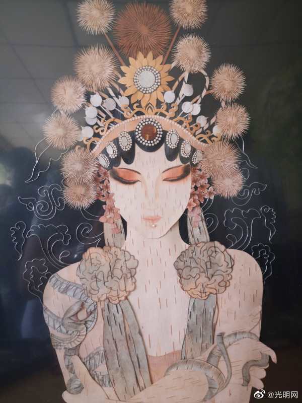 阿尔山白狼镇树皮画画出脱贫新希望