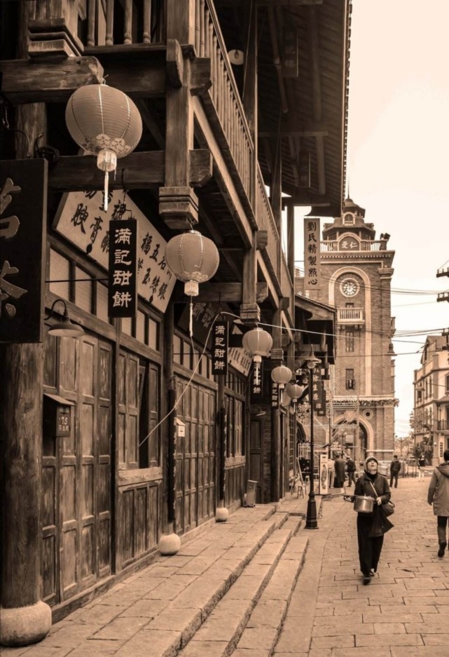 民国风云迭起,谍海暗战如潮,一个现代人不幸卷入这个世界,用一颗拳拳